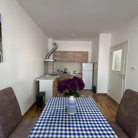 Modern 1br With Garage, Great Spot דירה *